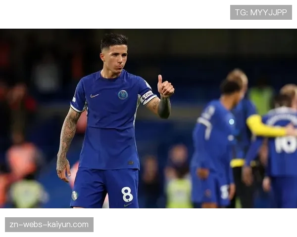 瞬间定格：点球罚失后，切尔西前锋杰克逊低头不语，恩佐上前安慰